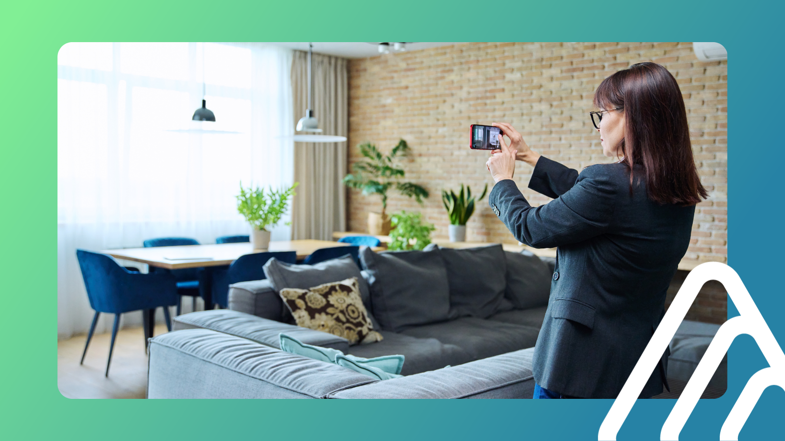 real estate agent turning leads into contacts with images